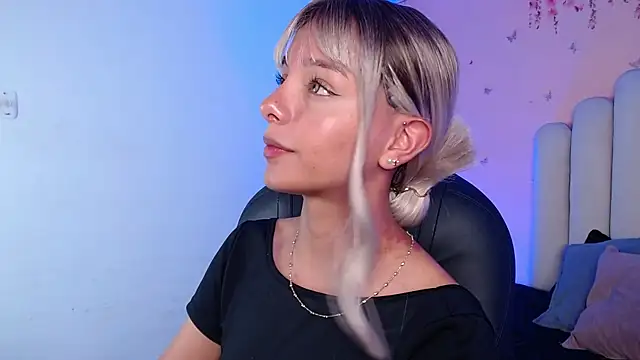 Snapshot of peyton_golden1 chatting on October 2, 4:06 am peyton golden1 online show from October 2, 4:06 am