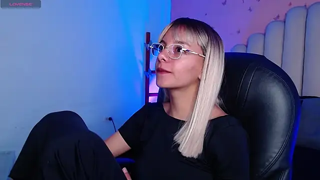 Snapshot of peyton_golden1 chatting on October 14, 3:42 am peyton golden1 online show from October 14, 3:42 am