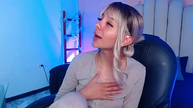 Snapshot of peyton_golden1 chatting on October 5, 4:28 am peyton golden1 online show from October 5, 4:28 am