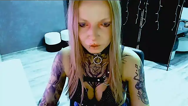 Snapshot of InesGold chatting on October 10, 8:25 pm InesGold online show from October 10, 8:25 pm