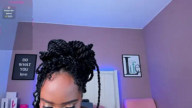 Britanymooree online show from December 1, 7:49 pm