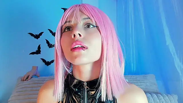 Snapshot of EmilyWithe chatting on October 19, 12:12 am EmilyWithe online show from October 19, 12:12 am