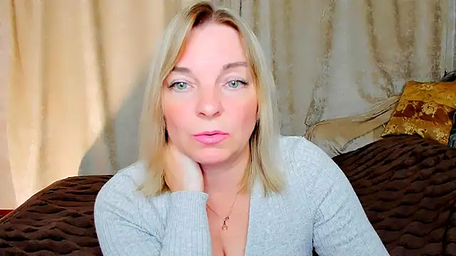 Snapshot of Regina__blue chatting on September 9, 4:51 pm Regina  blue online show from September 9, 4:51 pm