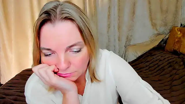 Snapshot of Regina__blue chatting on September 14, 8:18 pm Regina  blue online show from September 14, 8:18 pm