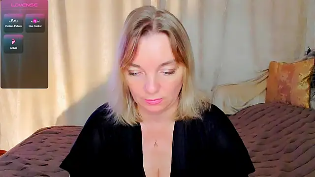 Snapshot of Regina__blue chatting on September 21, 3:54 pm Regina  blue online show from September 21, 3:54 pm