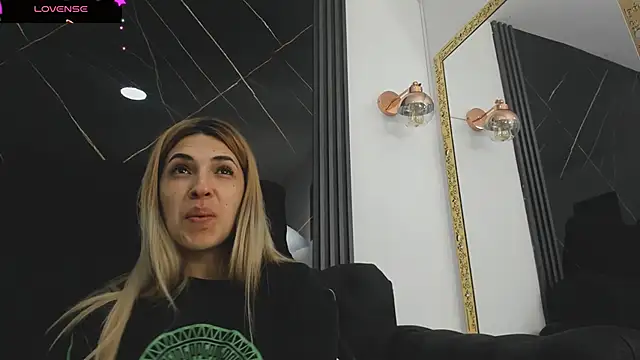 Snapshot of EvaaLovia1 chatting on October 21, 1:37 pm EvaaLovia1 online show from October 21, 1:37 pm