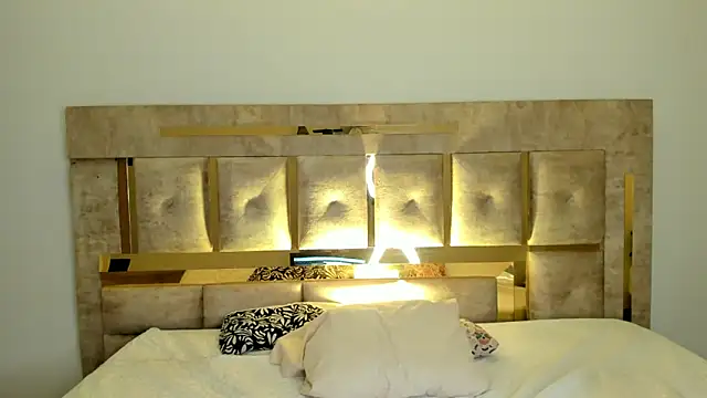 Ari sunshine  online show from October 3, 6:18 am