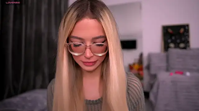 KylieJoyce online show from December 3, 10:34 pm