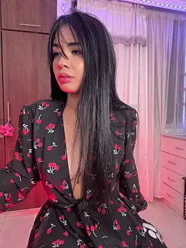 lina pink online show from August 7, 9:55 pm