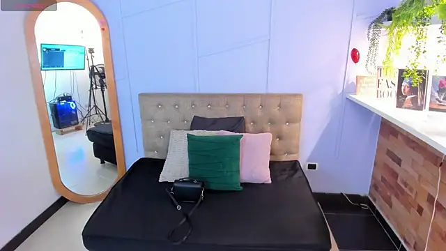 amber-hill online show from July 7, 12:08 pm