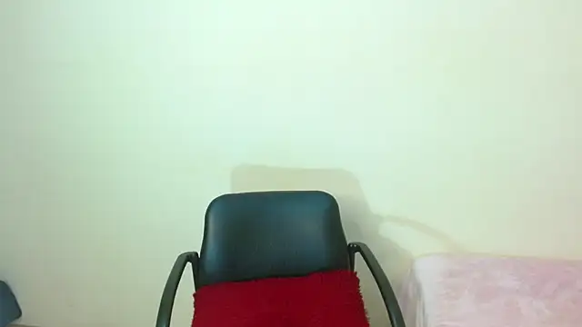 Snapshot of JessicaRabbit04 chatting on October 22, 5:23 am JessicaRabbit04 online show from October 22, 5:23 am
