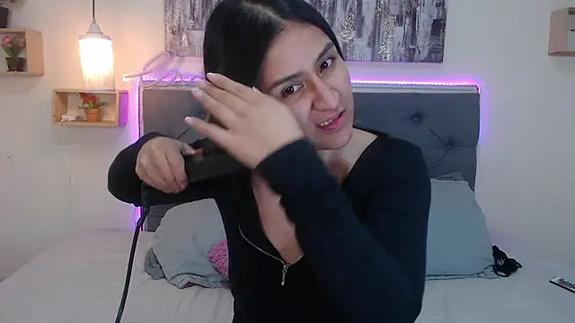 mia aira online show from October 14, 5:04 pm