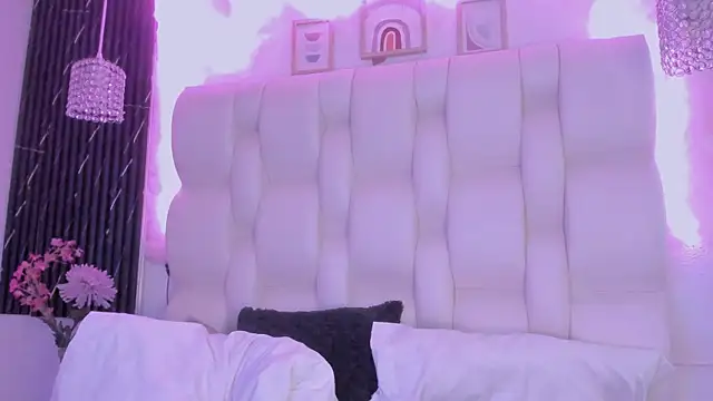 MelodiLovee  online show from April 6, 6:31 pm