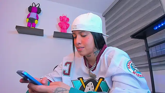 Gangster Girl online show from October 29, 4:17 am