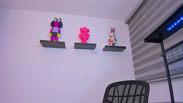 Gangster Girl online show from October 2, 8:30 am