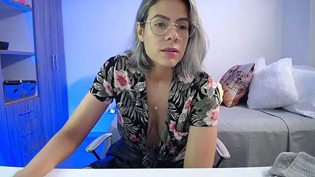 candydowson1 online show from April 5, 3:44 pm