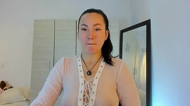 Elle Lee  online show from February 4, 4:10 pm