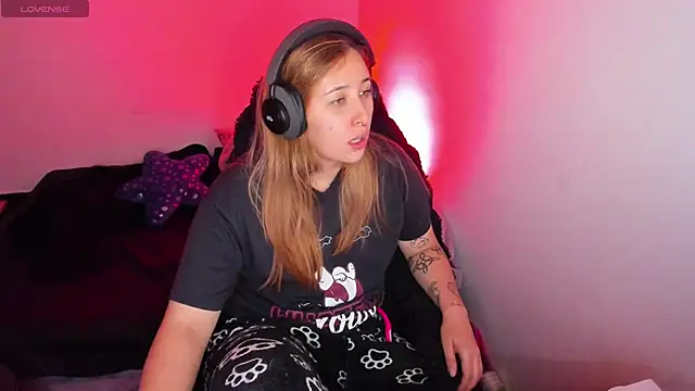 bonnie moon  online show from April 9, 11:21 pm