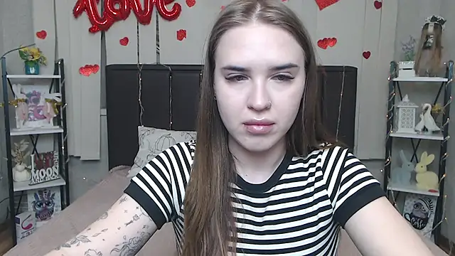 LauraHlot online show from April 7, 6:04 am