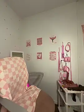 Snapshot of averietheangel chatting on October 15, 11:29 pm averietheangel online show from October 15, 11:29 pm