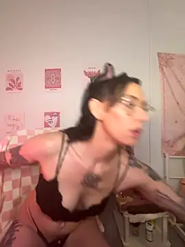 Snapshot of averietheangel chatting on October 10, 9:41 pm averietheangel online show from October 10, 9:41 pm