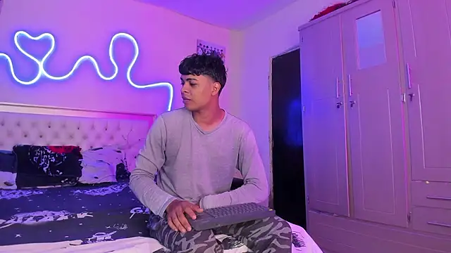 dafnezahiraa  online show from February 5, 5:10 am