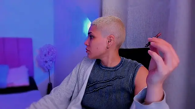 Charlee pink online show from February 5, 11:30 pm