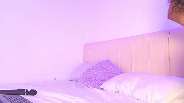 quianna  online show from January 15, 6:25 pm