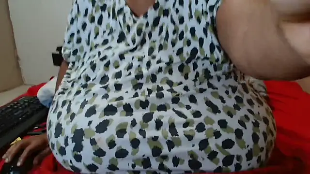 Snapshot of tinagiant chatting on October 30, 4:04 am tinagiant online show from October 30, 4:04 am