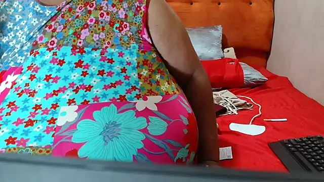 Snapshot of tinagiant chatting on October 28, 7:08 pm tinagiant online show from October 28, 7:08 pm