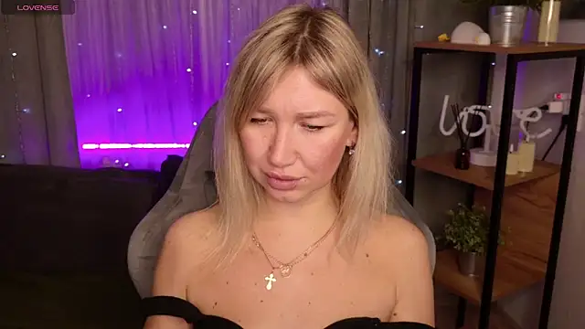 MilaBott online show from November 8, 8:25 pm