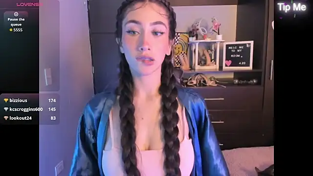 Emilytafur online show from October 4, 8:35 pm