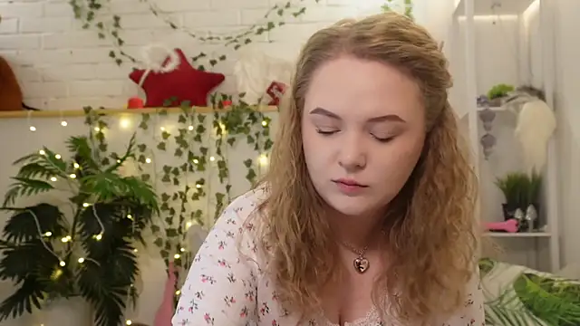 MonicaAsis online show from September 17, 5:55 pm