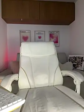 maddy bronw  online show from February 17, 12:10 am