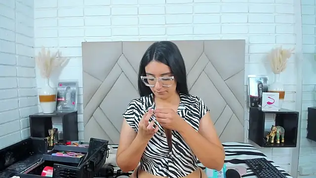 Isis Osman online show from September 20, 7:45 pm