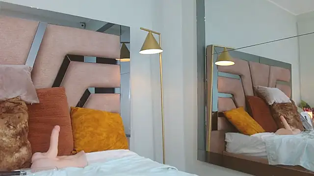 cintia hills online show from November 12, 5:49 am