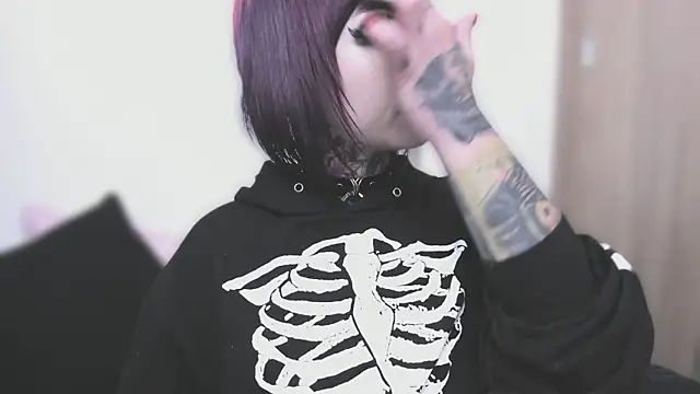 NikkiRamone online show from September 9, 1:33 pm