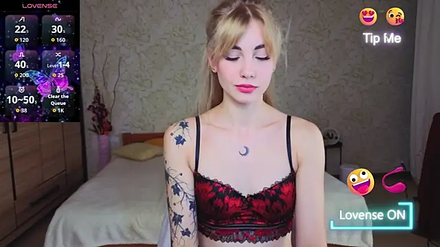 Snapshot of LunaBelli chatting on October 21, 8:24 pm LunaBelli online show from October 21, 8:24 pm