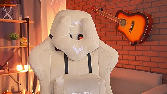 EllieCutes online show from June 5, 8:09 am