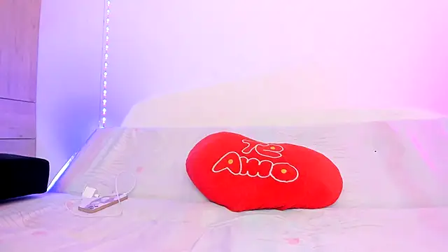 Snapshot of LoveBirds__1 chatting on September 20, 8:40 pm LoveBirds  1 online show from September 20, 8:40 pm
