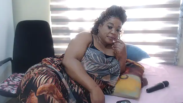 Foxybrownxx1 online show from May 4, 7:01 am
