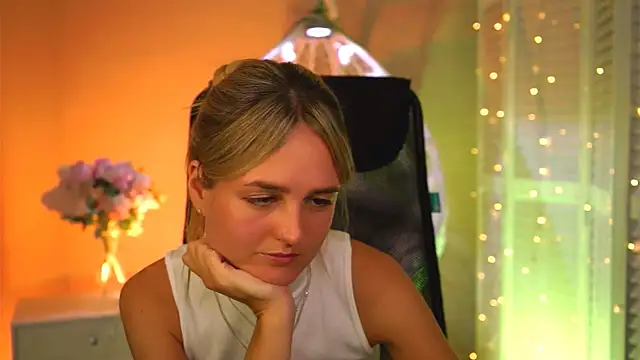 DeboraLarson online show from April 1, 8:59 am