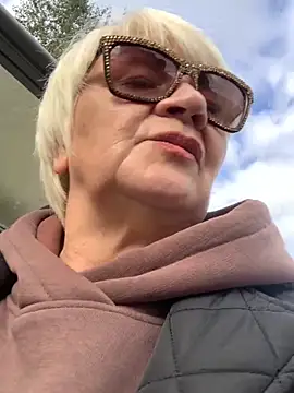 Laura Millf online show from October 3, 11:04 am