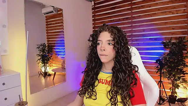 Sapphire Venuss online show from April 11, 12:50 am