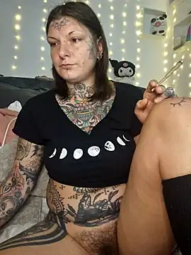 lizzardqueeen online show from December 15, 3:34 am