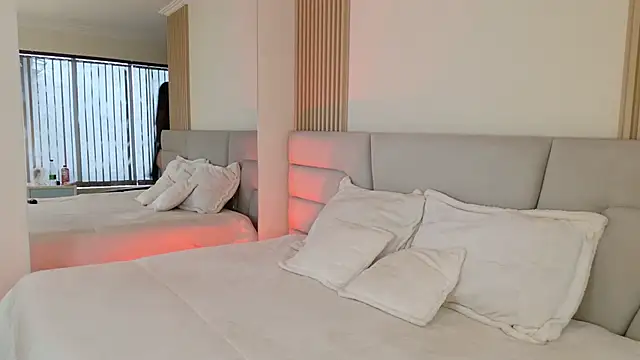 Zoe Benson online show from December 5, 2:07 pm