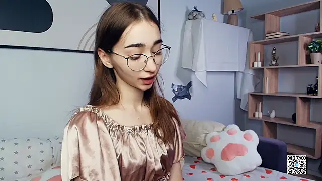 Snapshot of PollyBeev chatting on October 24, 7:26 am PollyBeev online show from October 24, 7:26 am