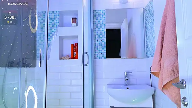 lylylovesyou online show from December 19, 2:31 pm