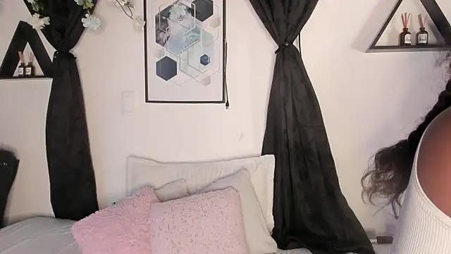 Khenta Michells online show from April 9, 10:20 am