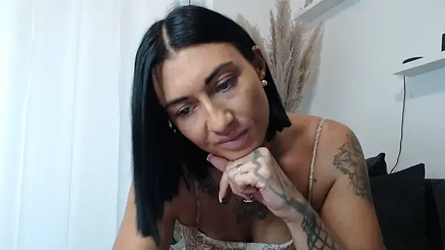 IntiMia online show from October 6, 7:25 am